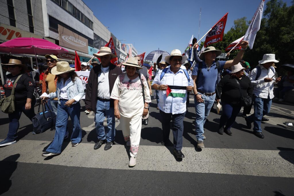 Miles de docentes marchan en México para exigir mejoras salariales, en ...