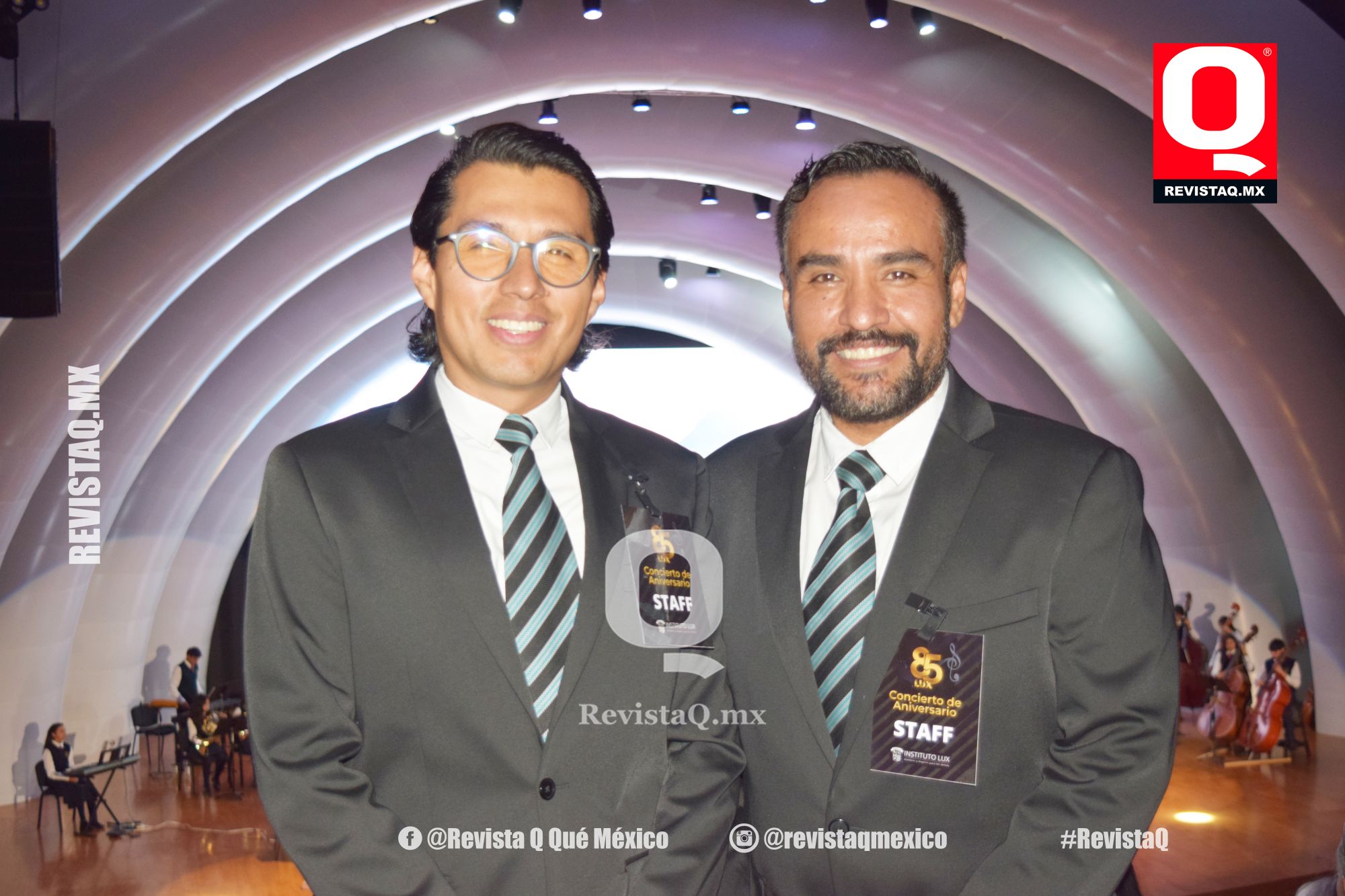 APLAUDEN Y CELEBRAN EN MEDIO DE UNA LOABLE ALGARABÍA - Revista Q