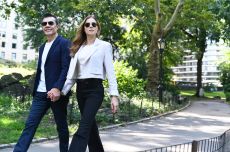 A   Adrián Uribe y Thuany Martins felices en Central Park, NY
