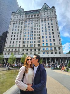 Adrián Uribe  stá casado con Thuany Martins, modelo y conductora brasileña.