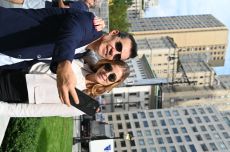 Adrián Uribe y Thuany Martins sacándose la selfie en Nueva York