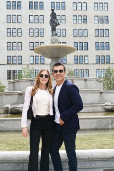 Thuany Martins y Adrián Uribe en la fuente aledaña al Hotel Plaza en Nueva York