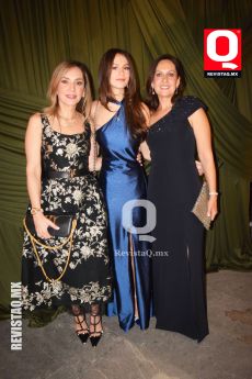 Erika Flores, Victoria Alvarado y Claudia Flores con buena actitud