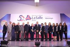 A   Celebra La Salle Bajío 50 años de su Facultad de Odontología