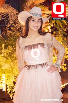 Feliz en su gran fiesta Valentina Aceves