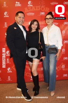 Joseph Mondragón,  Azul Mondragón y Adriana Ramírez