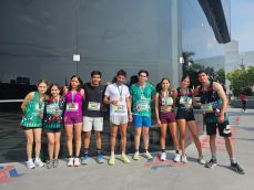Estudiantes Lasallistas con Christian Omar Villa Martínez ganador de los 10 km.