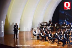 Padre Miguel Ángel Cuanalo y la orquestaTrinitate Philharmonia en el auditorio del Instituto Lux