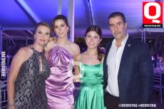 Familia de 10 !,  Mariana Fernanda Cabeza de Vaca y Dana Gabriela Cabeza de Vaca y papás
