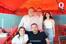 A   Sofía Uriarte,  Sergio Uriarte,  dr. Benjamin Gallo, Luciana León y Carlos Villalobos