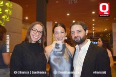 Jackie Sutton, Carolina Gutiérrez y Juan García