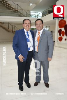 El Dr. Héctor Flores con el Dr. Benjamín Gallo II