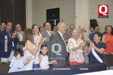 Instante en que el Dr. Benjamín Gallo Chico recibe aplausos en su homenaje
