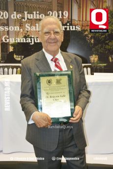Orgulloso el Dr. Benjamín Gallo Chico