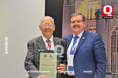 Portando su reconocimiento el Dr. Benjamín Gallo junto al Dr. Héctor  Flores