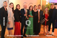 A   Dr. Agustín López y familia en los Premios de la Revista Q