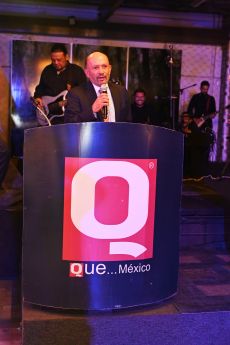 Dr. Agustín López Alanís en los premios de la revista Q