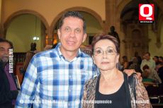 Dr. Sergio Quiroz con su mamá Lupita Zarate de Quiroz