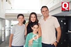 A   Daniel Sandoval,  Nicolas Sandoval y Mariana Gómez