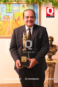 Lic. Christian Serna en los Premios Q