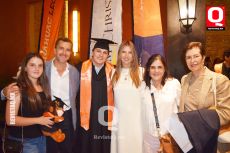 A    Alejandro Moreno con su familia
