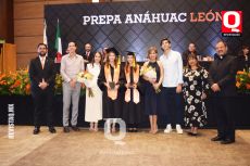 Luciana Villanueva Elizondo y Luciana Poles recibieron la medalla Semper Altius
