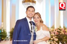 Óscar Alejandro Gómez  e Itzel Bedia Lozano felices en su boda