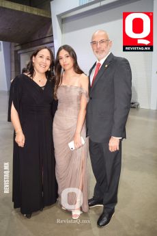 Helen Almanza, Valentina Solorzano y Francisco Solorzano