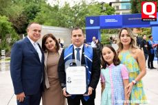 A  José Rafael Herrera Roa acompañado de su familia