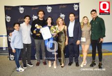 Arlette Villagrana acompañada de su familia