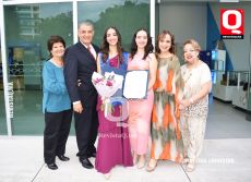 Fernanda Guzmán Ayala Acompañada de su familia