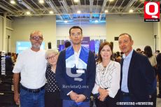Miguel Villacaña Gómez acompañado de sus familiares