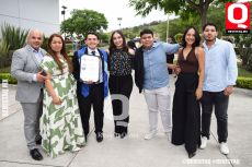 Saúl de Jesús Alcalá Ríos acompañado de su familia