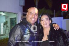 Beatriz Arellano acompañada de su esposo