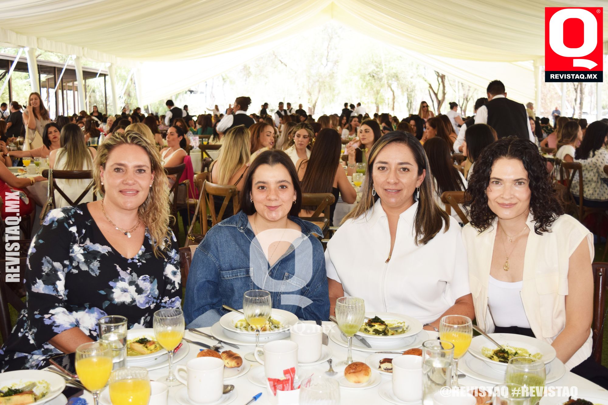 “FELICIDADES PARA LAS MAMÁS CUMBRES - ANÁHUAC” - Revista Q
