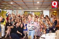 A    La selfie con el cumpleañero