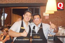 David y Manuel siempre atentos en el restaurante El Almacén del Bife