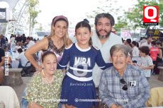 Sonrientes y atentos
