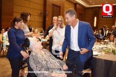 Arturo Bessonart  y Martha Hernández saludando a la tía Lourdes Arena de Orozco