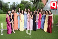 A    Felices en su graduación del Miraflores