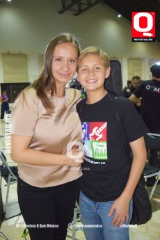Emiliano Prado acompañado de su mamá