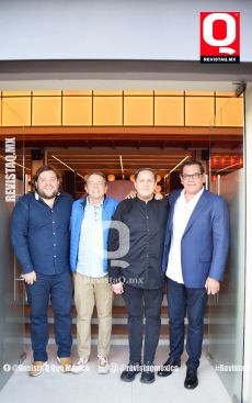 Anfitriones,  Philippe Defayes padre e hijo, en la imagén con el Chef Fernando Peréz y Héctor Vázquez