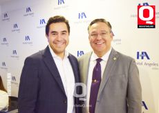 A   Lic. Daniel Sánchez Morales, Director General de Hospital Ángeles León y Dr. Benjamin Gallo