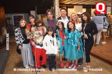 A    Los niños Maki & Mako con su familia en compañia del diseñadorde moda  Lalo Villegas