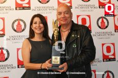 Agustín Villa El Cala con el Premio de la revista Q.