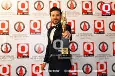Mauricio Jiménez Morín con el premio de la Revista Q