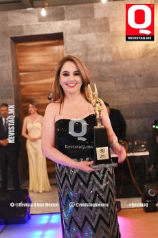 Vanessa Montes de Oca con el Premio de la Revista Q