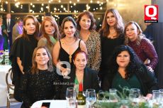 Vicky Velázquez con familiares y amigas