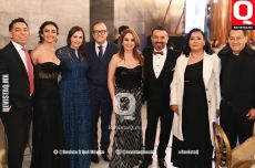 A   Vanessa Montes de Oca en los Premios de la revista Q con familiares y amistades