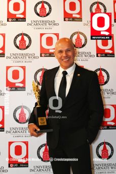 Ing. Gil Enrique Vázquez con el premio Q